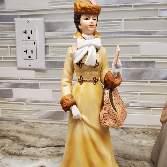 1981 & 1984 Avon Porcelain Women Figurines Avon - Picture 3 of 14